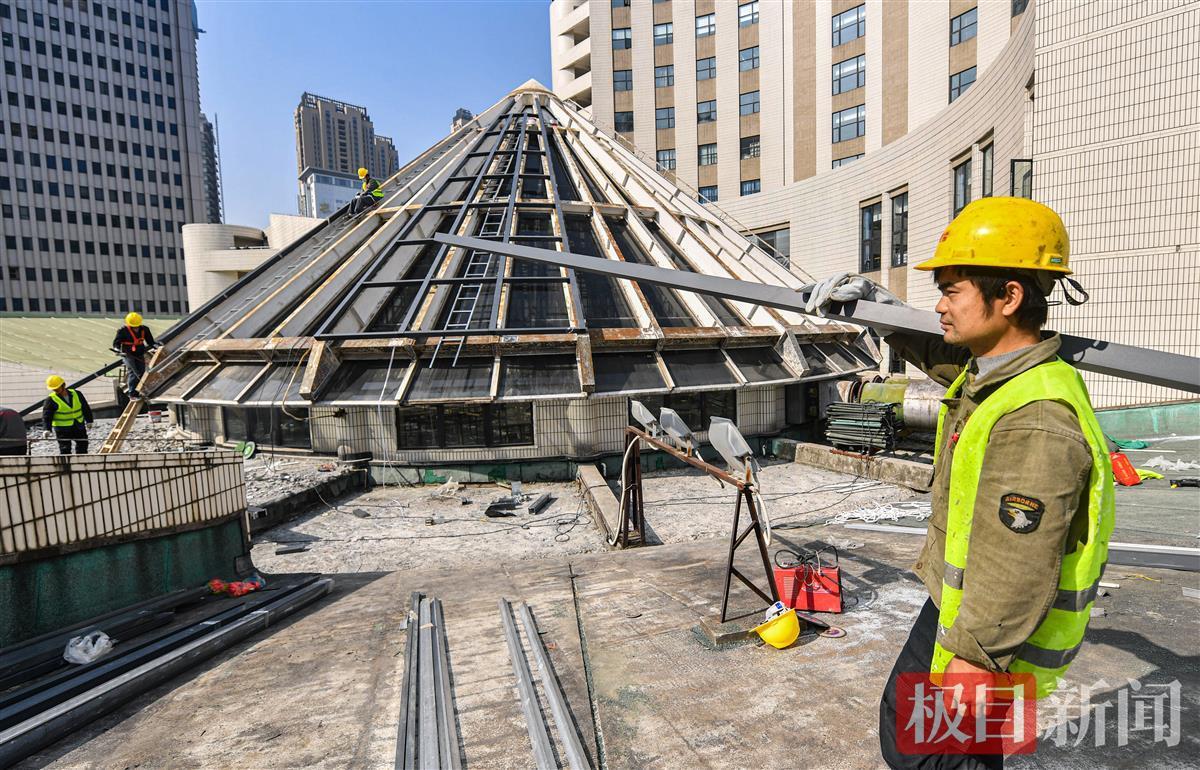 24米高空作業忙，武漢圖書館錐形玻璃頂即將煥新