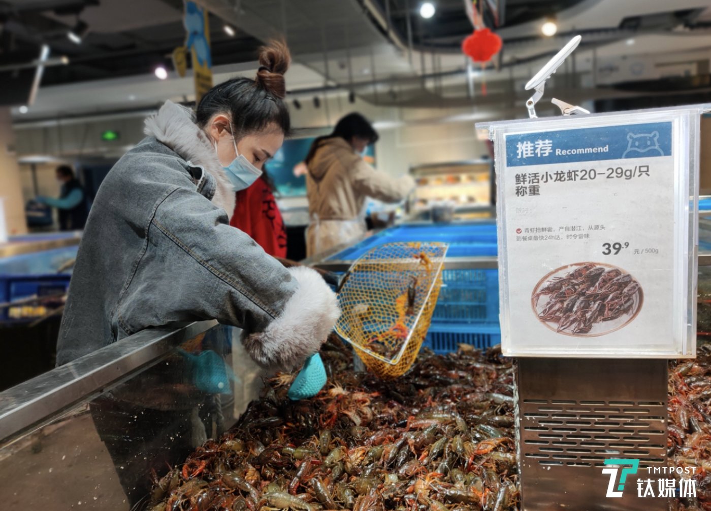 消費者在選購小龍蝦